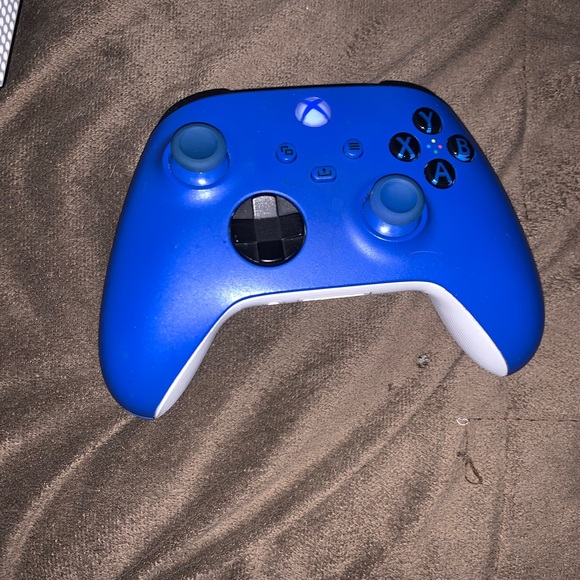 Xbox with sea gate and blue controller - Picture 3 of 5